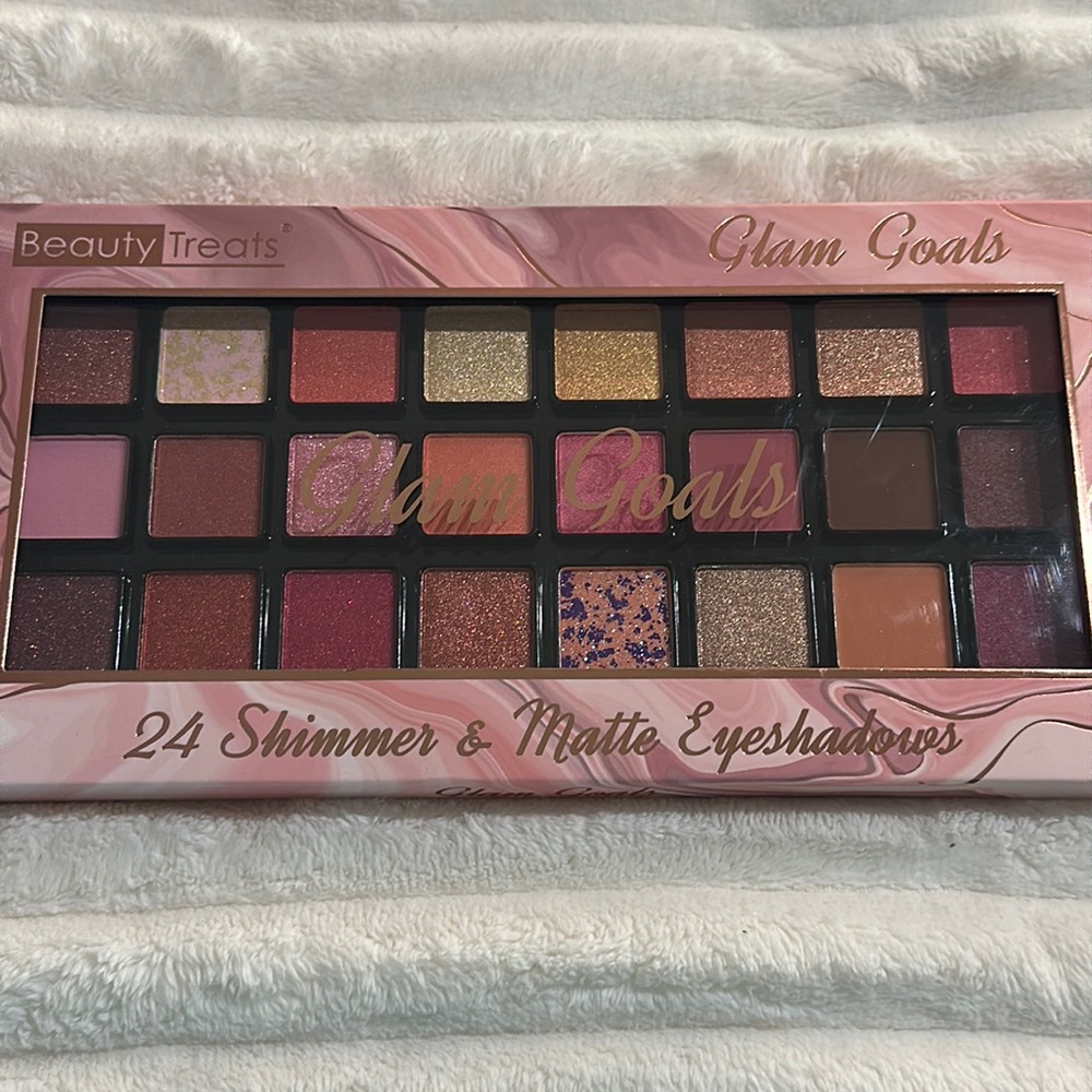 Beauty Treats Glam Gold 24 Shimmer & Matte Eyeshadows.